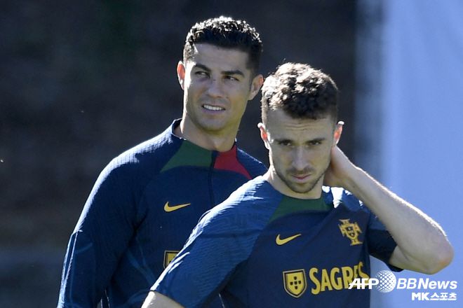 리버풀과 포르투갈 국가대표로 맹활약했던 고(故) 디오구 조타(사진 오른쪽). 크리스티아누 호날두는 3일 자신의 사회관계망서비스(SNS)에 조타의 사진과 함께 글을 올렸다. 호날두는 “말도 안 된다. 우린 불과 얼마 전 포르투갈 축구 대표팀에서 함께 뛰었다. 믿을 수 없다”고 슬퍼했다. 사진=AFPBBNews=News1