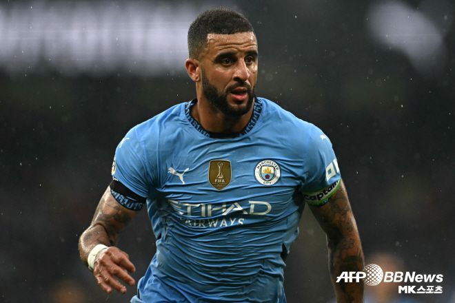 카일 워커(35)가 맨체스터 시티와의 동행을 끝낸다. 스카이스포츠에 따르면 워커는 맨시티에서 연봉 1,000만 파운드(약 186억 원)를 받았다. 맨시티는 워커를 내보면서 연봉 지출을 줄일 수 있게 됐다. 사진=AFPBBNews=News1