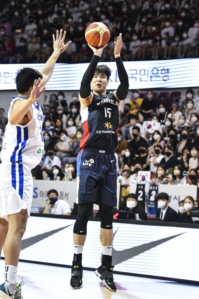 현재 대한민국은 김종규와 하윤기가 재활 중이다. 김종규는 일본, 카타르와의 평가전을 제대로 소화할 수 있을지 알 수 없다. 선수의 출전 의지는 강하지만 코칭스태프는 부상에 대해 우려하고 있다. 하윤기는 부상이 아닌 근력 회복에 집중하고 있다. 사진=대한민국농구협회 제공