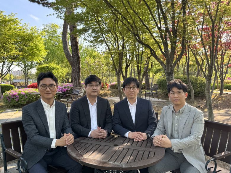 왼쪽부터 김진호 삼성전자 그룹장, 이영오 노바게이트테크놀로지 CTO, 황정호·고대성 삼성전자 수석연구원.  삼성전자