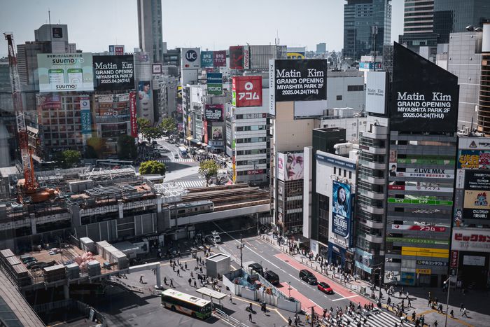 일본 시부야 거리 대형 건물에 걸린 마똉킴 광고
