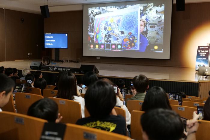 지난 5일 ‘Humans In Space(HIS) Youth 수상작 우주정거장 그림 발표’ 행사에서 우주정거장에 있는 페기 윗슨 박사가 한국 초등학생들의 그림을 소개하는 모습. [사진=보령]