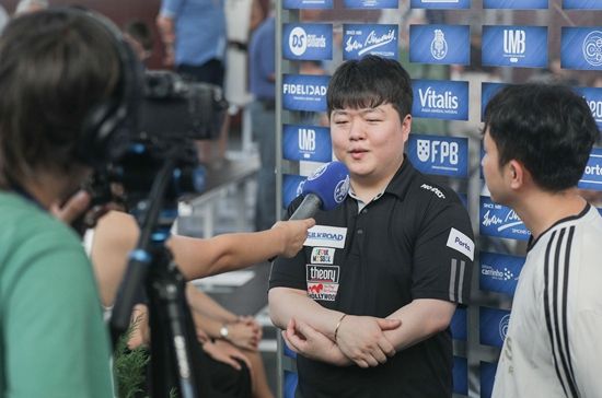 조명우가 현지 언론과 인터뷰하고 있다. (사진=SOOP)