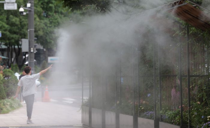 무더운 날씨 이어지면서 전국 대부분 지역에 폭염특보가 발효된 1일 서울광장에서 쿨링포그가 가동되고 있다. 2025.7.1 [사진 = 연합뉴스]