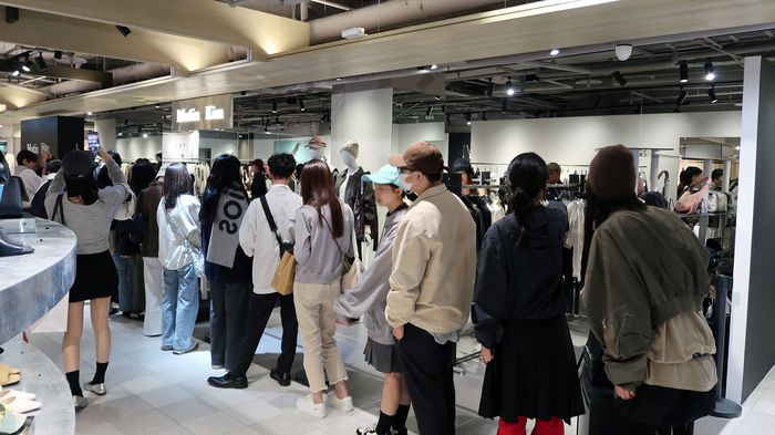 마뗑킴 대만 성품서점 매장 개점 당시 입장을 기다리며 길게 줄을 선 고객들의 모습.