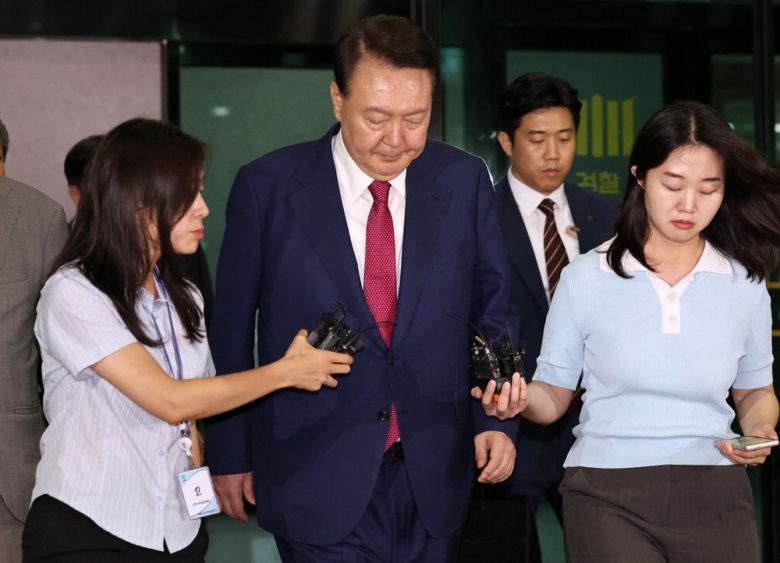 윤석열 전 대통령이 지난 5일 오후 서울 서초구 서울고등검찰청에서 내란특검 2차 대면조사를 받은 뒤 청사를 나서고 있다.  뉴스1