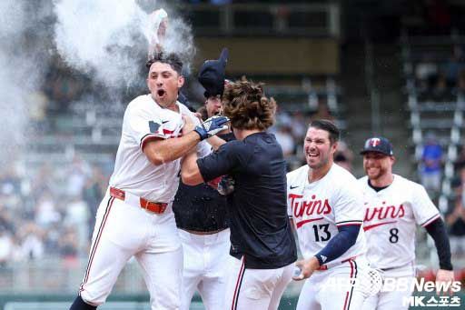 브룩스 리가 끝내기 안타를 기록한 뒤 동료들의 축하를 받고 있다. 사진(美 미니애폴리스)=ⓒAFPBBNews = News1