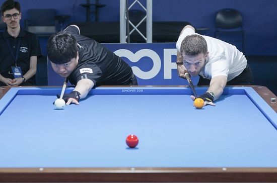 조명우와 제레미 뷰리가 포르투3쿠션월드컵 결승전에서 뱅킹하고 있다. (사진=SOOP)