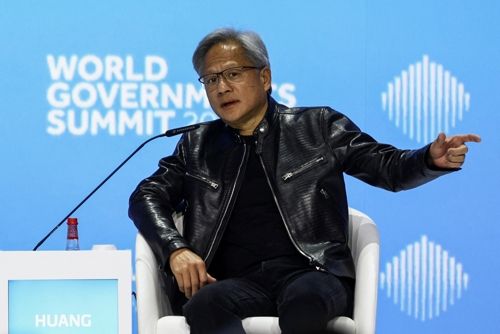 지난 2월 12일(현지시간) 아랍에미리트(UAE) 두바이에서 열린 2024 세계정부정상회의에서 젠슨 황 엔비디아 CEO가 대담 프로그램에서 말하고 있다. [로이터 = 연합뉴스]