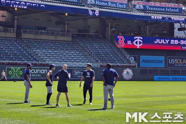 김하성이 트레이너와 얘기를 나누고 있다. 사진(美 미니애폴리스)= 김재호 특파원