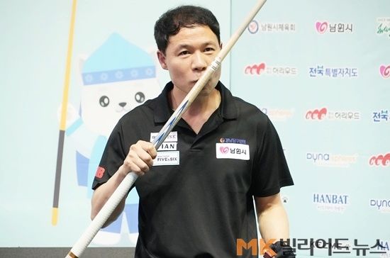 전국당구대회 중 가장 권위있는 문체부장관기 및 전국당구선수권이 오는 12일 전북 남원에서 개막한다. 캐롬에서는 허정한이 대회 3연팽 도전한다. 사진은 2024년 남원전국당구선수권에서 우승하고 세리모니하는 허정한. (사진=MK빌리어드뉴스 DB)