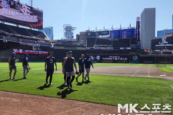 김하성이 훈련을 마친 뒤 필드를 빠져나오고 있다. 사진(美 미니애폴리스)= 김재호 특파원