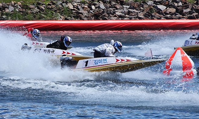17기 김미연의 턴마크 선회 장면, 김미연은 이번 신예왕전에서 6코스로 출전할 전망이다. 사진=서울올림픽기념국민체육진흥공단 경륜경정총괄본부