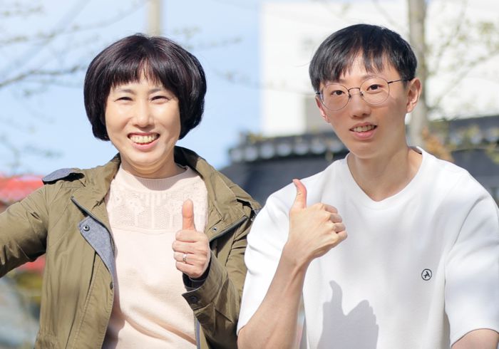 10번이 넘는 두경부암 수술을 이겨내고 턱걸이 챔피언이라는 타이틀을 얻게 된 김동호 군(오른쪽)과 동호 군의 어머니