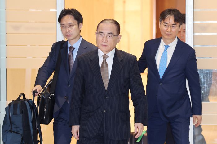 위성락 국가안보실장이 관세협상, 정상회담 등 한미 간 현안에 대한 논의를 위해 지난 6일 인천국제공항을 통해 미국 워싱턴DC로 출국하고 있다. [사진 = 연합뉴스]