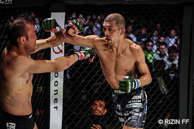 제10대 슈토 밴텀급 챔피언 사토 쇼코가 2025년 5월 인천광역시 파라다이스시티 라이진 월드시리즈 코리아 제10경기 코-메인이벤트에서 초대 ONE 밴텀급 챔피언 김수철을 공격하고 있다. 사토는 종합격투기 메이저대회 13번째 출전이다. 사진=RIZIN FF