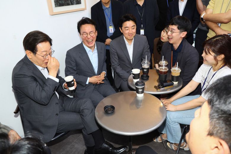 이재명 대통령이 김민석 국무총리, 강훈식 대통령 비서실장과 함께 8일 오후 국무회의를 마치고 서울 용산 대통령실 청사 매점에서 출입기자단과 '깜짝' 차담회를 진행하고 있다.  김호영 기자