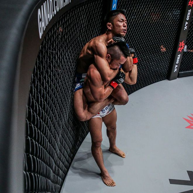 다케나카 다이치가 2018년 2월 미얀마 양곤 투운나 체육관 ONE Championship 대회에서 밴텀급 타이틀 도전자 출신 김대환한테 조르기 기술을 구사하고 있다. 사진=Group One Holdings Pte. Ltd.