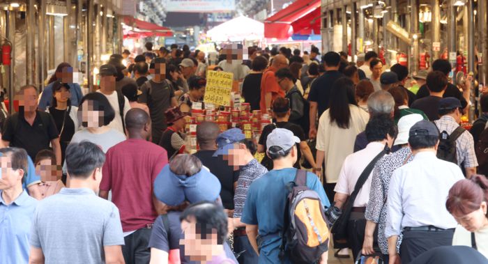 지난 6일 서울시내의 한 전통시장이 시민들로 북적이고 있다. [이승환 기자]