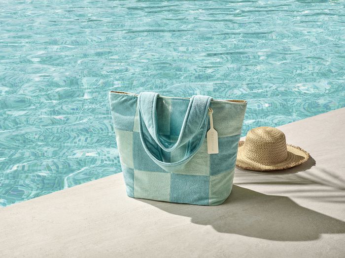 서울신라호텔 어번 아일랜드 상징색으로 만든 어번 비치백<사진=호텔신라>