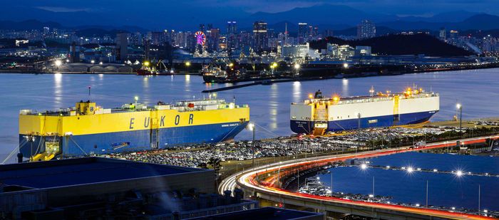 울산광역시 북구 현대자동차 전용 부두에서 수출 차량들이 분주히 선적되고 있다. [김호영 기자]