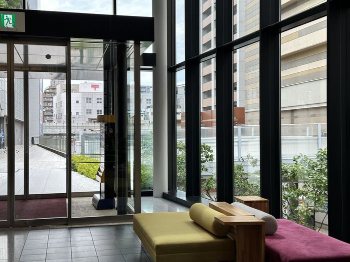 호텔 2층서 이어진 다리로 이동하면 역과 쇼핑센터로 이동이 쉽다 / 사진=권효정 여행+ 기자