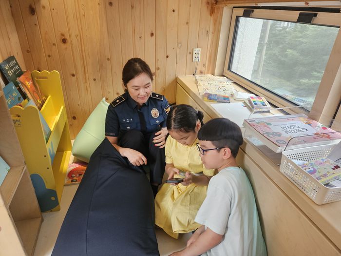 9일 오후 2시께 유혜연 마포서 치안정보과 경위(36)가 자녀들과 함께 ‘육아N오피스’에서 놀이 활동을 하고 있다. [지혜진 기자]