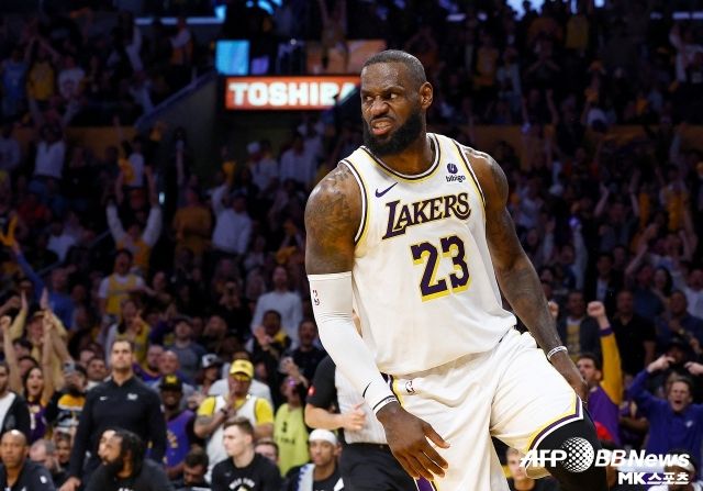 제임스가 레이커스에서 마지막 시즌을 소화한다면 루카 돈치치, 오스틴 리브스와 함께 다시 한 번 NBA 정상에 도전한다. 현실적으로 레이커스의 전력은 우승과 거리가 멀다. 다만 제임스의 연봉이 부담스러운 레이커스 입장에서 우승에 도움이 될 추가 전력 보강은 불가능하다. 사진=AFPBBNews=News1