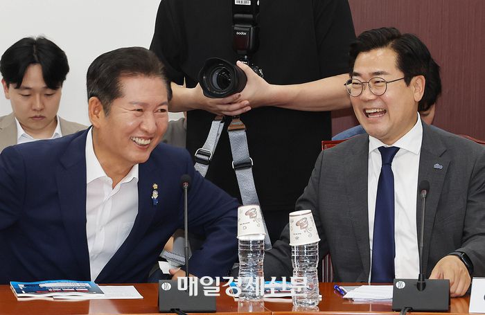 2일 국회에서 오늘 토론회에 정청래, 박찬대 의원 등 당권 주자들이 참석한 가운데 검찰개혁 토론회가 열리고 있다. 오늘 토론회에서 검찰의 수사, 기소 분리 문제 등 개편 방향을 논의한다. [이충우기자]