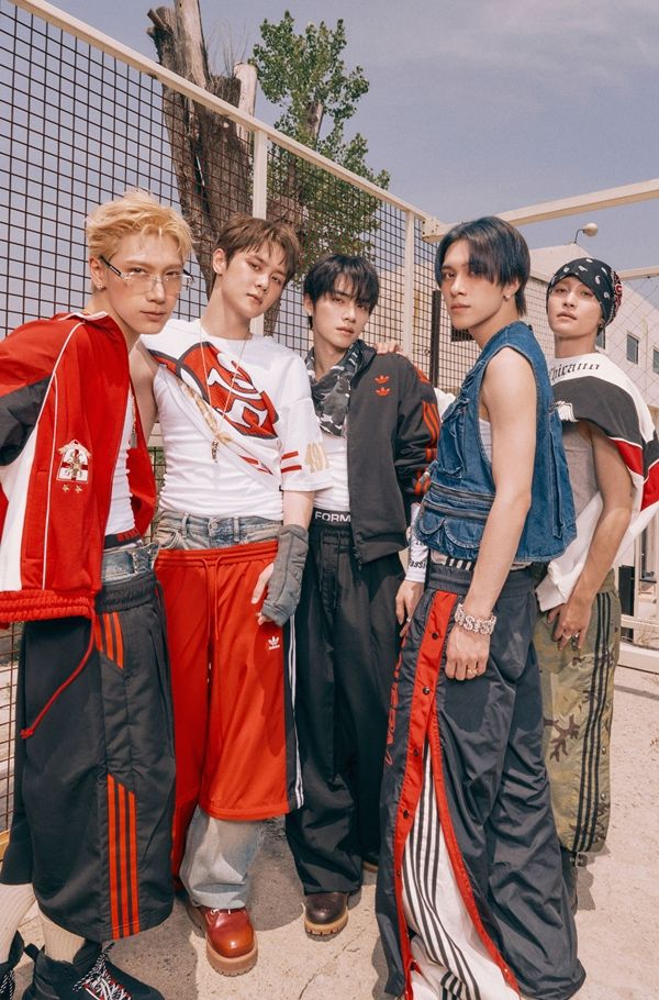 WayV(웨이션브이)가 글로벌 팬들을 단번에 매료할 신곡 ‘BIG BANDS’(빅 밴즈)로 오는 18일 컴백한다.