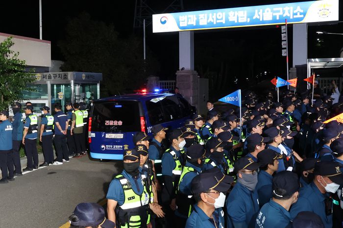 구속 전 피의자 심문(영장실질심사)을 마친 윤석열 전 대통령이 탑승한 차량이 9일 경기도 의왕시 서울구치소로 들어가고 있다. [사진 = 연합뉴스]