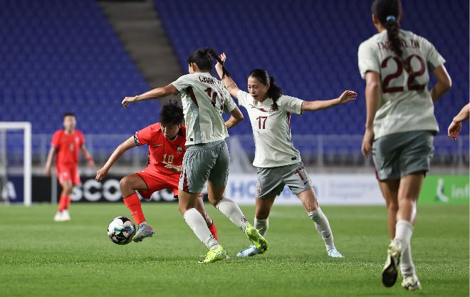 중국 선수들이 지소연을 압박하고 있다. 사진=연합뉴스