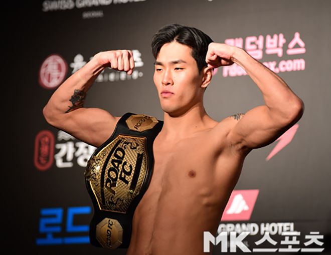 제4대 로드FC 라이트급 챔피언 박시원이 2022년 12월 스위스그랜드 호텔 서울에서 타이틀 1차 방어전 계체 통과 기념 촬영을 하고 있다. 사진=김재현 기자