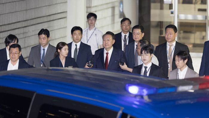 윤석열 전 대통령이 지난 9일 서울 서초구 서울중앙지법에서 열린 직권남용 등 혐의 영장실질심사(구속 전 피의자 심문)를 마친 뒤 대기 장소인 서울구치소로 이동하기 위해 법원을 나서는 장면. [사진 = 사진공동취재단]