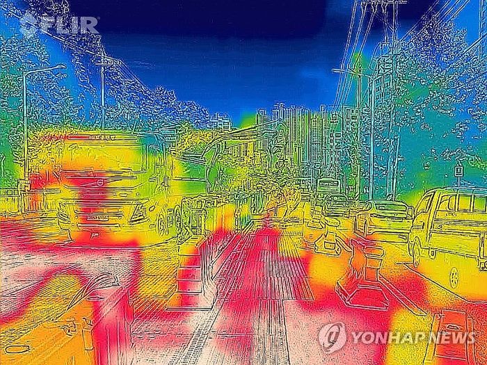 낮 최고기온이 36.7도까지 올라 7월 상순 기온값 신기록이 세워진 지난 9일 오전 광주 한 도시철도 2호선 공사현장에 설치된 철제 복공판을 열화상 카메라로 촬영한 모습. 온도가 낮은 곳은 푸르게, 높은 곳은 붉게 표시돼 있다. [사진 출처 = 연합뉴스]
