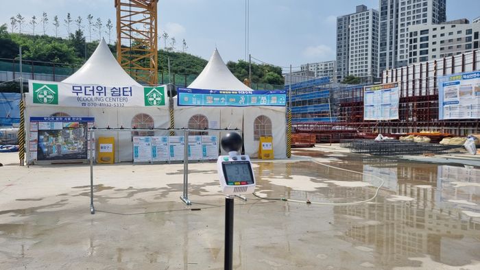 건설현장 체온측정기 및 무더위 쉼터 설치 사진 . [사진 출처 = LH]