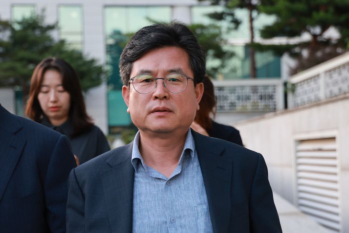 내란 특검 소환 조사를 받은 강의구 전 대통령실 부속실장이 지난 6월 30일 서울고검 청사를 나서고 있다. 강 전 실장은 계엄 전 몇몇 국무위원들에게 대통령실로 들어오라고 연락하고, 행정안전부에 전달할 국무회의 관련 공문에 안건명 등을 쓴 인물이다. [사진 = 연합뉴스]