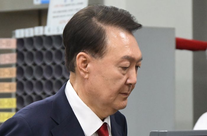 윤석열 전 대통령이 지난 9일 서울 서초구 서울중앙지법에서 영장실질심사를 마치고 나오고 있다. [사진 = 사진공동취재단]