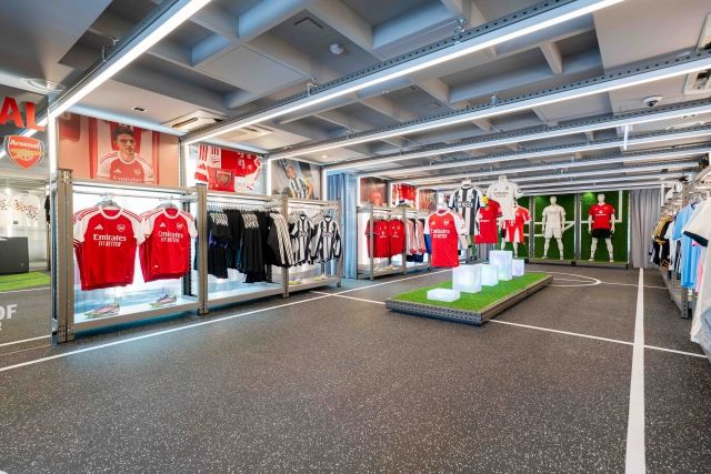 아디다스코리아의 마커스 모렌트 대표는 “이번 팝업 스토어는 한남동이라는 상권의 특성과 조화를 이루면서, 고객이 브랜드와 더욱 깊이 연결될 수 있도록 마련됐다”며 “‘스포츠와 패션이 만나는 공간’이라는 콘셉트 아래, 오리지널스와 스포츠 퍼포먼스라는 두 개의 공간을 통해 아디다스의 뿌리인 스포츠와 그로부터 탄생한 문화인 오리지널스를 각각의 브랜드 감성으로 표현했다”고 말했다. 사진=아디다스 제공