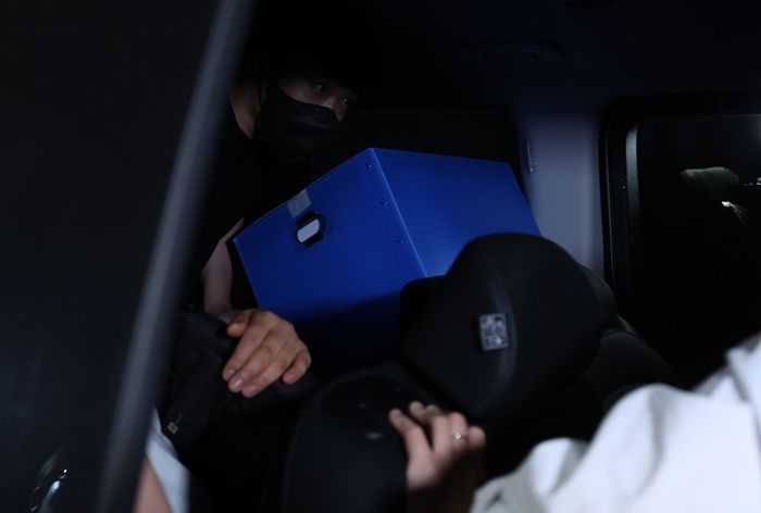 윤석열 전 대통령 배우자 김건희 여사를 둘러싼 각종 의혹을 수사하는 민중기 특별검사팀이 지난 3일 서울 종로구 삼부토건이 입주한 빌딩에서 압수수색을 마친 뒤 압수품을 차량에 싣고 있다. [사진 출처 = 공동취재단, 연합뉴스]