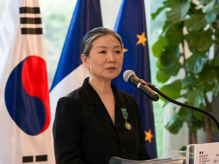 김수자 작가가 9일 주한 프랑스 대사관저에서 프랑스 문화예술공로훈장 ‘오피시에’ 수훈 소감을 밝히고 있다. 스튜디오 김수자