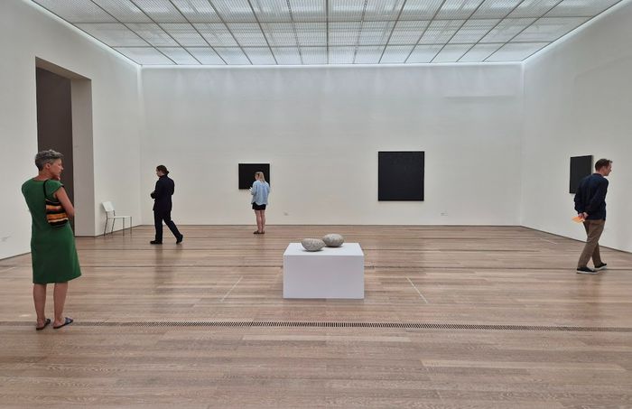 여백이 있고 명상적인 비야 셀민스의 전시. 뒤편의 검은 그림이 별빛을 그린 회화 작품이다. ©김슬기