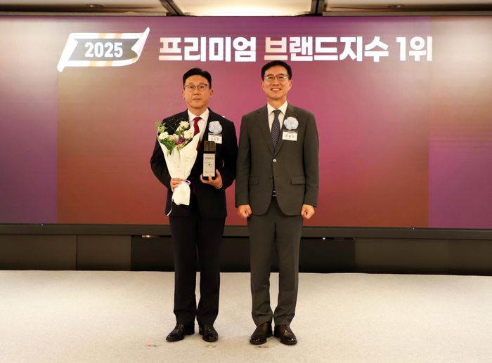 11일 소공동 롯데호텔에서 열린 ‘2025 프리미엄브랜드지수(KS-PBI)’ 인증 수여식에서 김도한 The-K예다함 대표(왼쪽)가 한국표준협회 문동민 회장으로부터 인증패를 수여받은 후 기념 촬영을 하고 있다. [사진 제공 = 예다함]