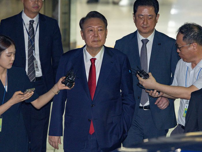 12·3 비상계엄과 관련해 특검의 수사를 받는 윤석열 전 대통령이 9일 서울 서초구 서울중앙지법에서 열린 구속 전 피의자 심문(영장실질심사)이 끝난 뒤 법원을 떠나고 있다.  [사진공동취재단]