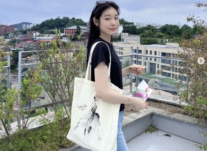 ‘피겨 여왕’ 김연아가 전시회 ‘크리스티앙 디오르: 디자이너 오브 드림스’에서 굿즈로 판매하는 에코백이 인기를 끌었다. [사진 = 김연아 인스타그램 캡처]