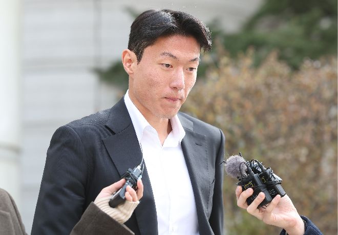 불법 촬영 혐의로 재판에 넘겨진 축구선수 황의조가 2월 14일 서울 서초구 서울중앙지법에서 열린 1심에서 징역 1년에 집행유예 2년을 선고받은 뒤 법원을 나서며 취재진 질문에 답하고 있다. 사진=연합뉴스
