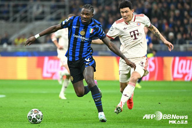 그런 김민재에게 돌아온 건 냉랭한 홀대였다. 2024-25시즌을 마치고 김민재의 이적설이 끊이질 않는다. 맨체스터 유나이티드, 뉴캐슬 유나이티드, 리버풀(이상 잉글랜드), AC 밀란(이탈리아)에 이어 막대한 자금력을 앞세운 사우디아라비아 프로페셔널 리그에서도 김민재를 주시하는 것으로 알려진다. 최근엔 세계를 정복하고 있는 파리 생제르맹(프랑스)과 연결됐다. 프랑스 ‘풋메르카토’는 “루이스 캄포스 PSG 단장이 마르퀴뇨스의 대안을 찾기 위해 노력하고 있다. 캄포스 단장은 최근 프랑스 파리에서 김민재의 에이전트를 만났다. 이 자리에서 서로에 대한 마음을 확인했다”고 전했다. 사진=AFPBBNews=News1