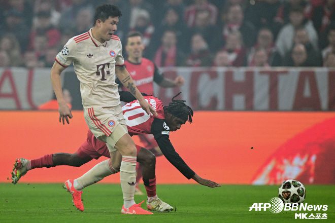 김민재는 주저앉지 않았다. 김민재는 뮌헨 빈센트 콤파니 신임 감독의 신뢰를 받으면서 팀 핵심 수비수로 자리매김했다. 김민재는 뮌헨의 2024-25시즌 독일 분데스리가 우승 주역이다. 김민재는 2024-25시즌 분데스리가 27경기에서 2골을 기록했다. UCL 13경기에선 1골을 넣었다. 김민재는 DFB 포칼컵 2경기에도 나섰다. 김민재는 지난 시즌 교체로 나선 적이 없다. 모두 선발 출전이었다. 사진=AFPBBNews=News1