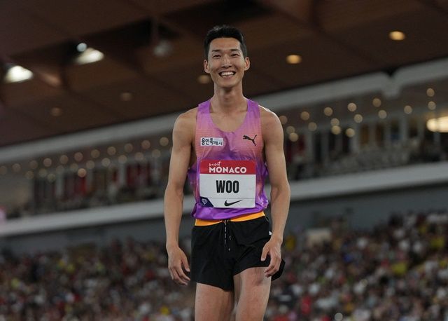 우상혁이 모나코 다이아몬드리그에서 우승한 뒤 환하게 웃고있다. 사진=로이터/연합뉴스