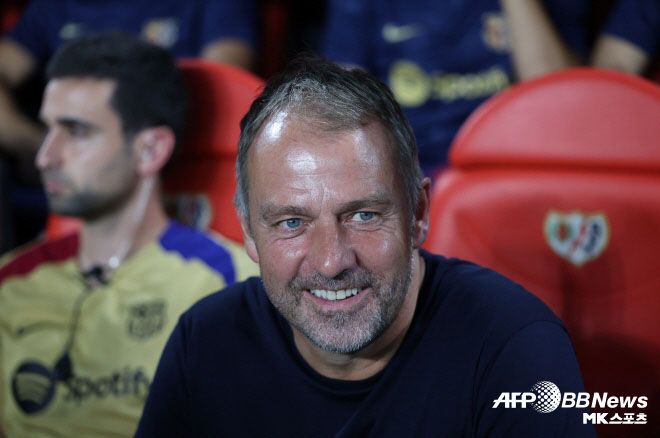 FC 바르셀로나 한지 플릭 감독. 바르셀로나가 김민재를 원한다. 단, 바르셀로나는 재정적으로 넉넉하지 않다. 바르셀로나는 아라우호가 나가야만, 김민재든 우파메카노든 영입할 수 있는 상황이다. 바르셀로나는 2019-20시즌부터 동행을 이어가고 있는 아라우호를 내치고 싶어 한다. 아라우호는 부상이 잦다. 아라우호는 2024-25시즌 스페인 프리메라리가 13경기(1골 1도움) 출전에 그쳤다. 리그 총출전 시간이 760분에 머물렀다. 아라우호가 2019-20시즌부터 바르셀로나에서 뛰며, 리그에서 한 시즌 25경기 이상을 소화한 건 2021-22시즌이 유일하다. 리그에서 단일 시즌 2,000분 이상 뛴 것도 2021-22시즌뿐이다. 아라우호는 플릭 감독의 신뢰를 받지 못하는 상태다. 사진=AFPBBNews=News1